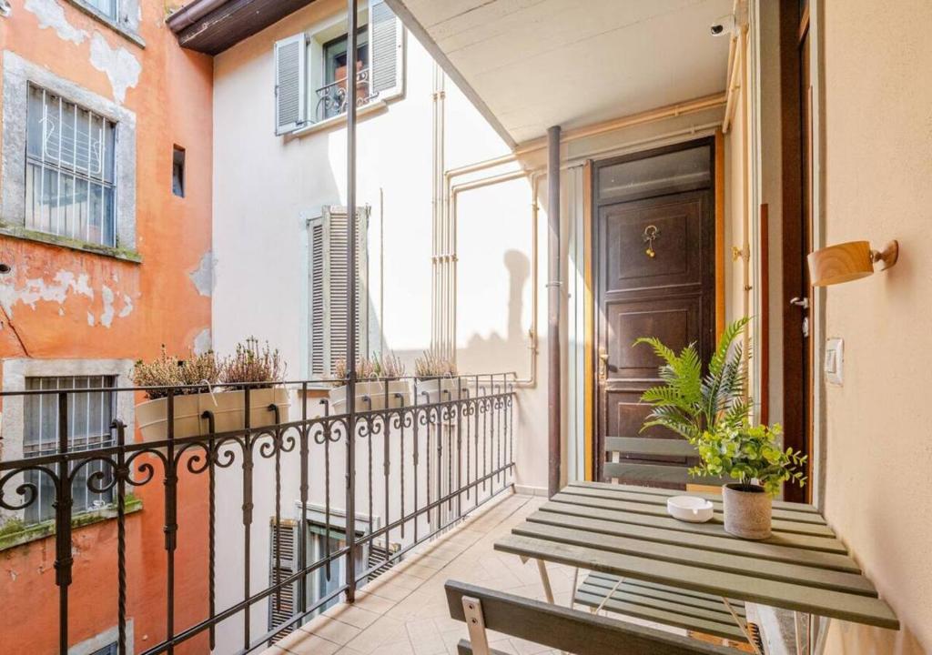 Balcone dell'atrio con vista sul palazzo di fronte