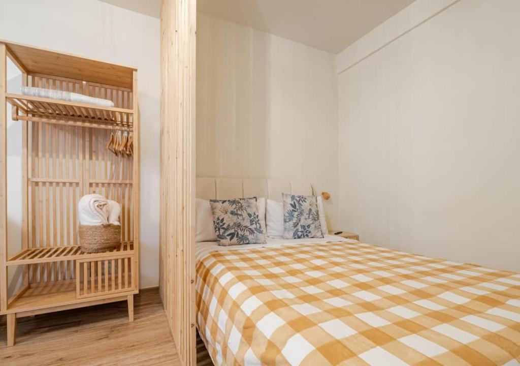 Armadio in legno con specchio