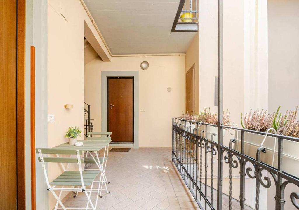 Atrio interno di Cà San Lazzaro con ringhiera in ferro battuto e fiori di erica